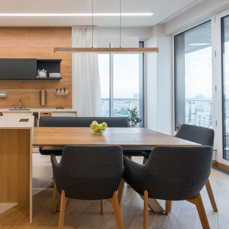 Olivus 115cm Natur loftslampe Fra Globo Lighting - Olivus &auml;r en stilren takpendel i elegant, avl&aring;ng form som kombinerar svart metall med m&ouml;rkbrunt tr&auml; och opalplast f&ouml;r en modern och sofistikerad design.