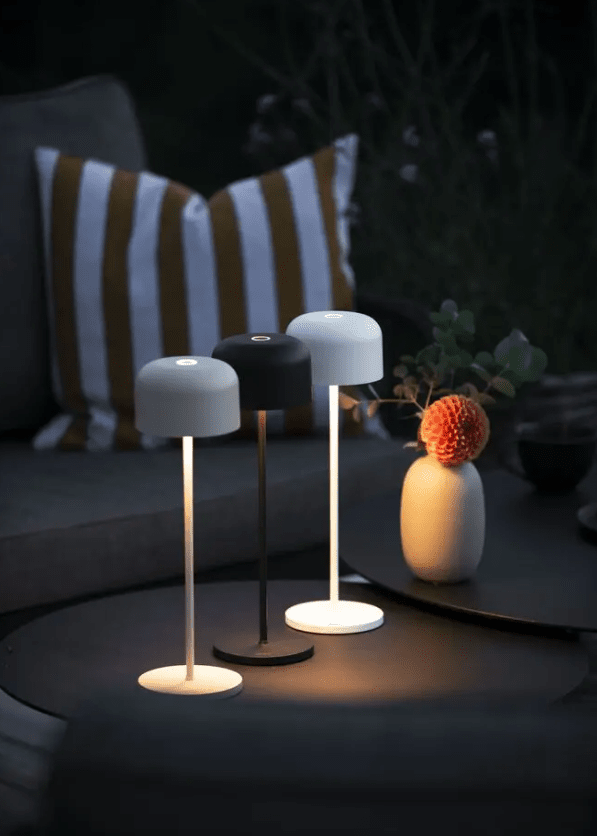 Lille 36cm Hvid bærbar Fra Konstsmide - Lampen er udstyret med en ber&oslash;ringsd&aelig;mper, s&aring; du kan justere lysstyrken og farvetemperaturen fra varmt gult til varmt hvidt lys.