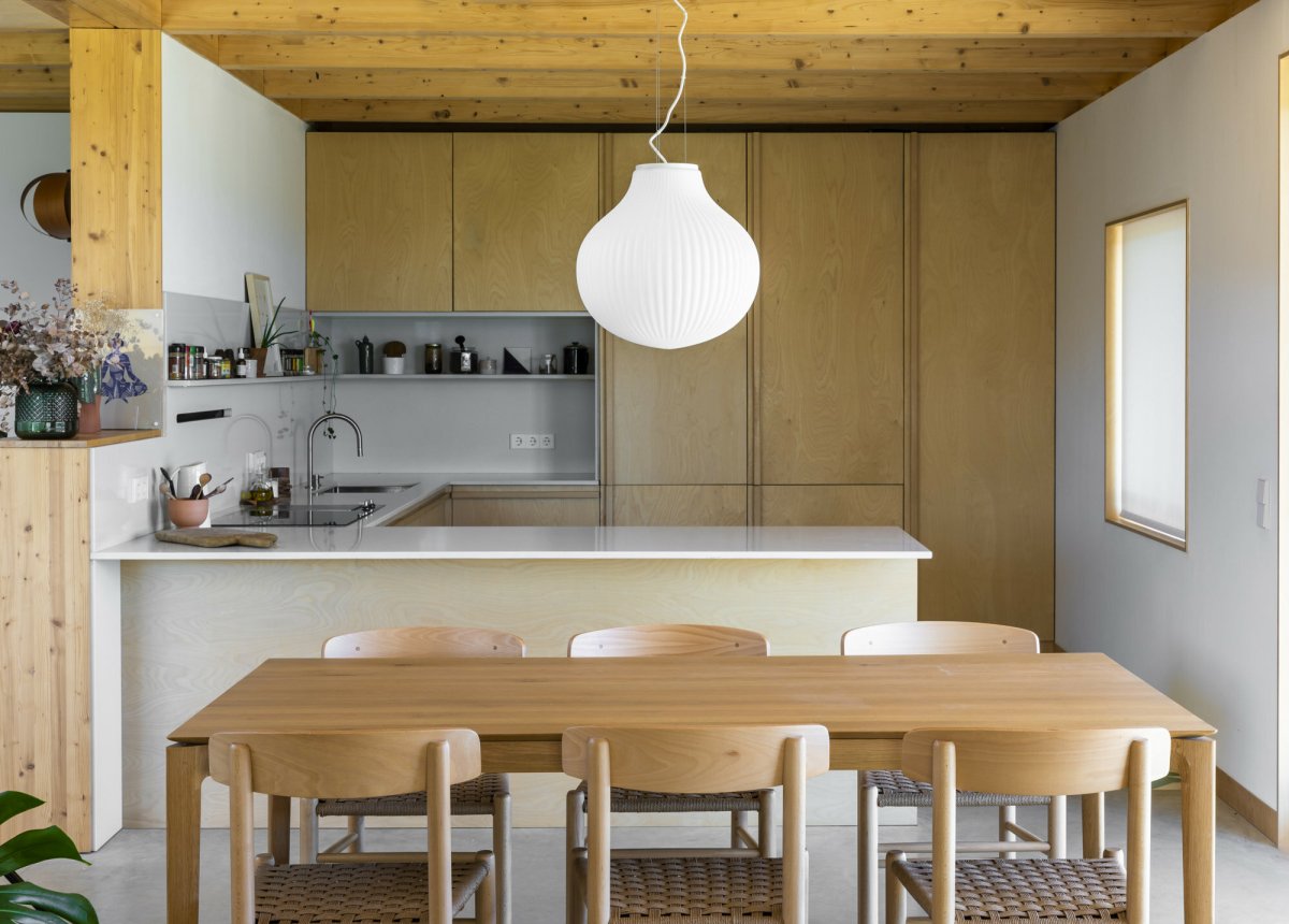 Isabelle Ø40 Hvid loftslampe Fra Faro Barcelona - Det opalhvide glas spreder et varmt og behageligt lys, mens overfladen leger med skygger og skaber et livligt udtryk.