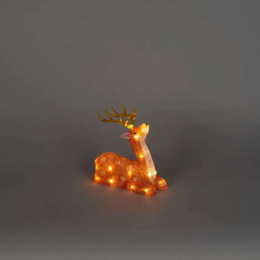 Rensdyr I Akryl Brun Fra Konstsmide - Perfekt til at lyse et vindue, bord eller hylde op i vinterm&aring;nederne.