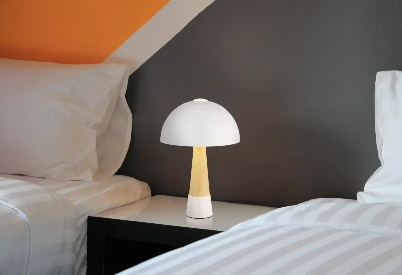 Paulin 36cm Sand bordlampe Fra Globo Lighting - Den runda kroppen i matt sandf&auml;rgad metall med tr&auml;look ger ett stilfullt och naturligt uttryck samtidigt som den &auml;r h&aring;llbar och l&auml;tt att reng&ouml;ra.