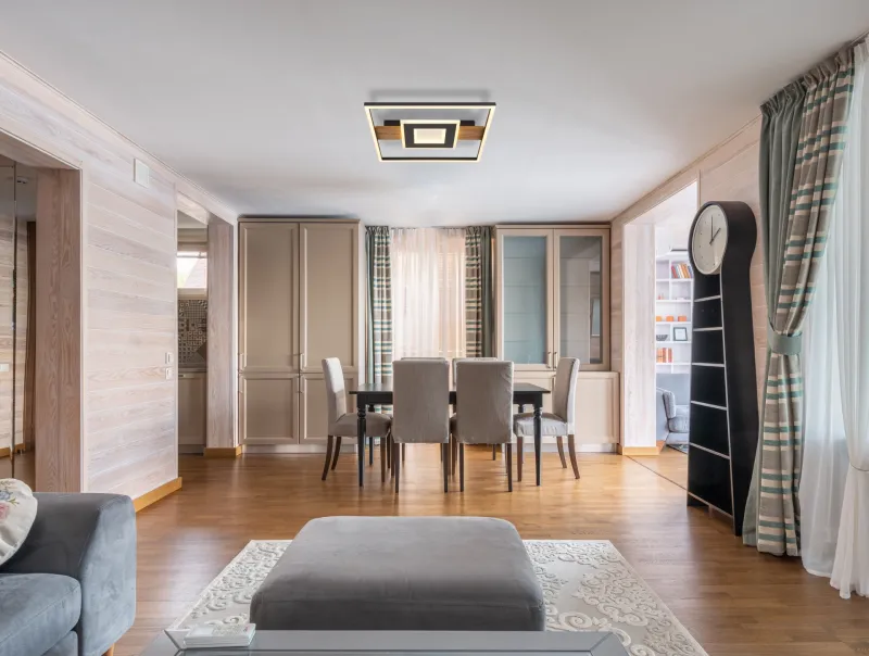 Pikara 38cm Træ plafond Fra Globo Lighting - Lampan &auml;r tillverkad i en stilfull kombination av metall i tr&auml;look och en mattsvart finish, vilket ger den en modern men samtidigt naturlig k&auml;nsla.