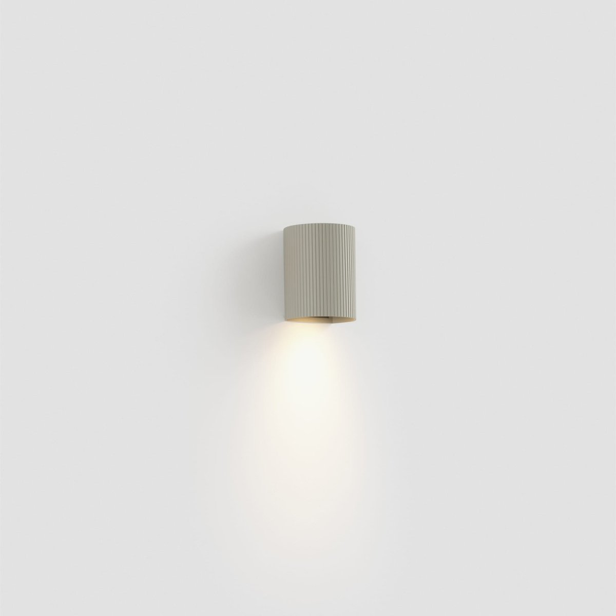 Sole 10cm Grå rillet væglampe Fra Faro Barcelona - Den f&aring;s i to st&oslash;rrelser og kan udsende lys i en eller to retninger - perfekt til gange, trappeopgange og mindre rum.