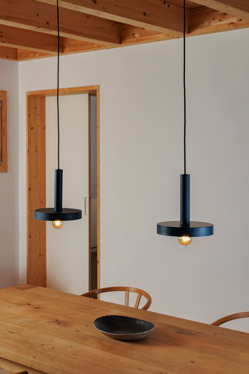 Whizz Ø25 Blå loftslampe Fra Faro Barcelona - Whizz er en stilfuld pendellampe designet af Christoph Friedrich Wagner med en moderne farvekombination af hvid og bl&aring;.
