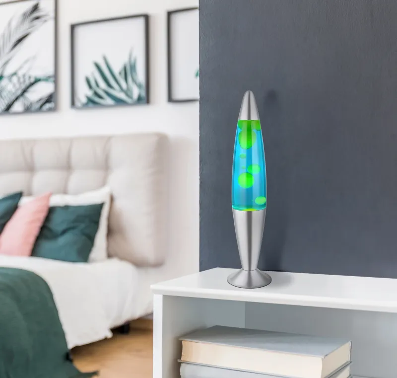 Etna Sølv børnelampe Fra Globo Lighting - Etna &auml;r en fascinerande lavalampa med bl&aring; v&auml;tska och gult vax som sm&auml;lter l&aring;ngsamt och skapar hypnotiska ljuseffekter.