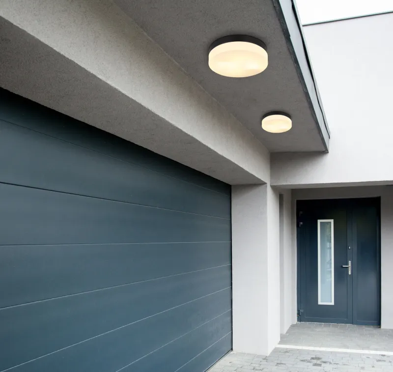 Vranos 24cm Sort Fra Globo Lighting - Lampan &auml;r tillverkad i aluminium och glas, vilket ger ett tidl&ouml;st och sofistikerat uttryck.