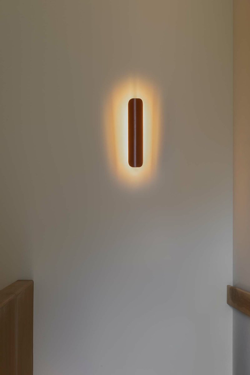 Novo 50cm Terrakotta væglampe Fra Faro Barcelona - Lampen er lavet af metal og kan monteres b&aring;de lodret og vandret, hvilket g&oslash;r den fleksibel til forskellige rum og behov.