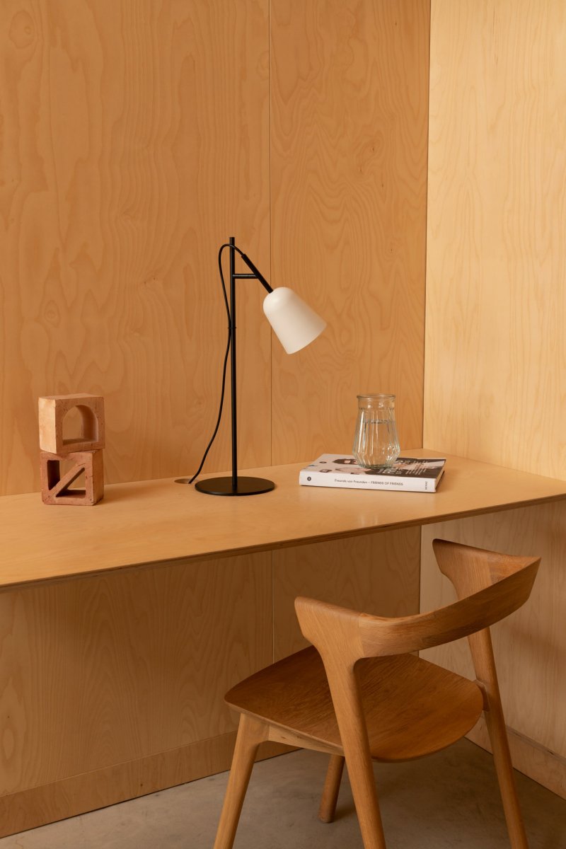 Studio 55cm Hvid skrivebordslampe Fra Faro Barcelona - Studio er en elegant bordlampe designet af Nahtrang - inspireret af ikonisk design fra 1950'erne, fortolket med moderne enkelhed.