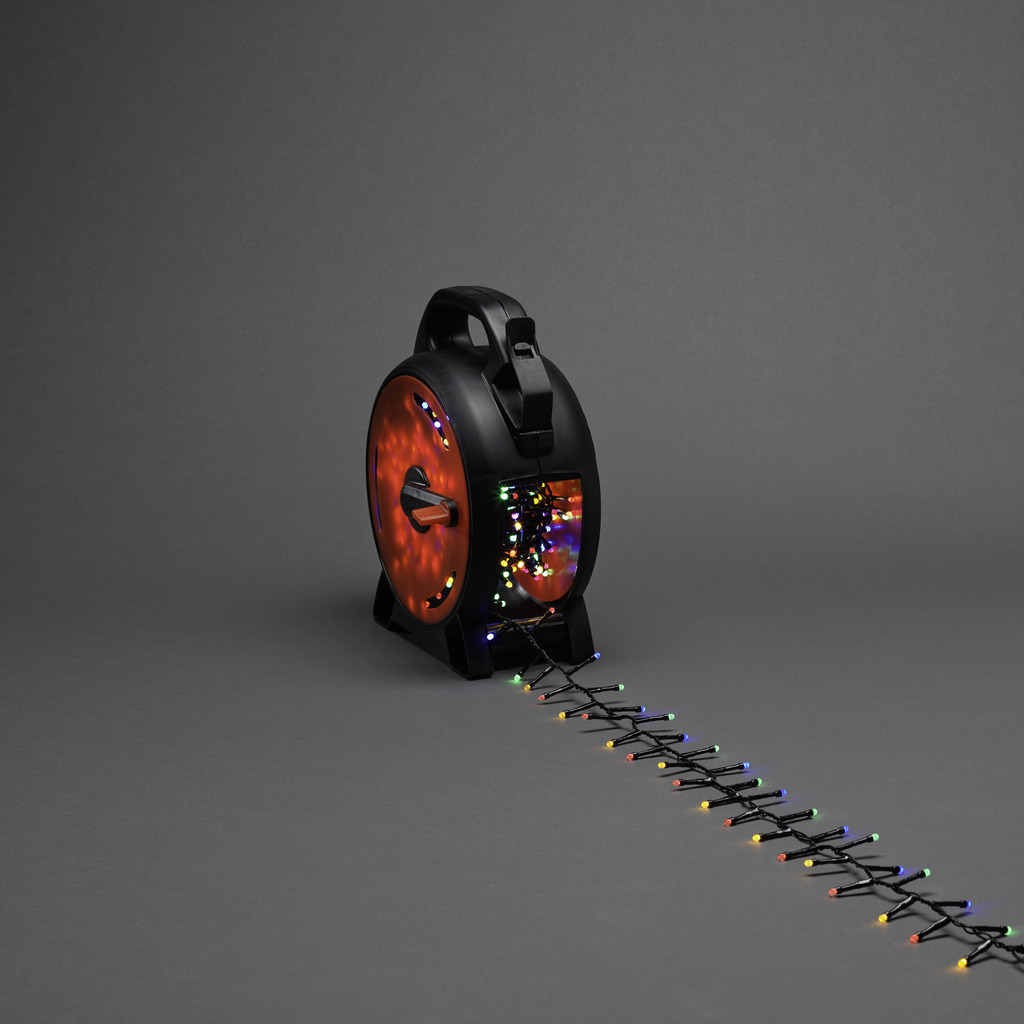 Kabelopruller multi-colour 13m Sort Fra Konstsmide - Klyngelysl&oslash;kke p&aring; kabeltromle skaber en atmosf&aelig;risk atmosf&aelig;re med t&aelig;t placerede dioder i bl&oslash;dt, farvet lys &ndash; perfekt til b&aring;de hverdagshygge og fest.