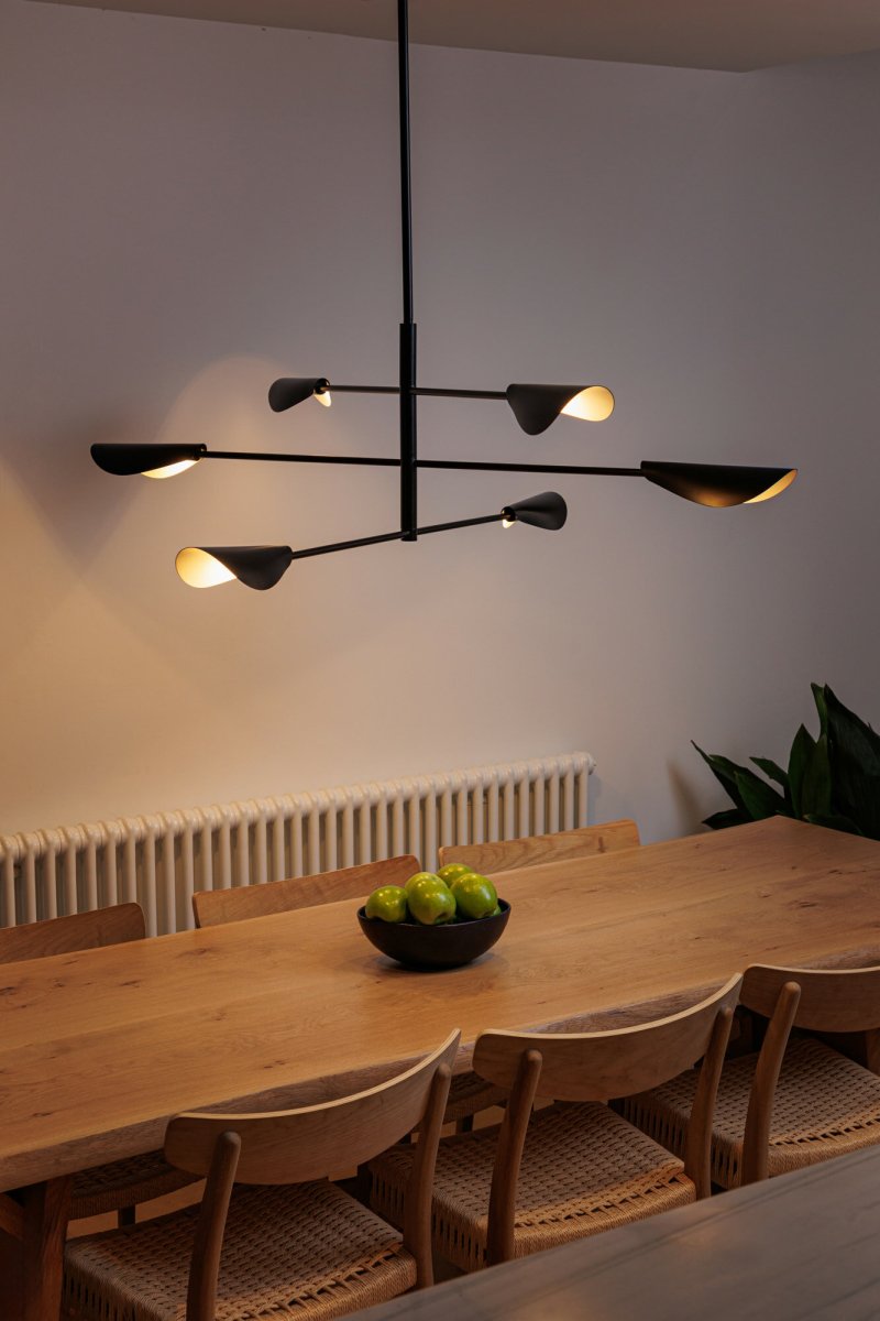 Liggera Ø137 Sort loftslampe Fra Faro Barcelona - Liggera er en elegant pendellampe med et minimalistisk, line&aelig;rt design inspireret af traditionel japansk minimalisme.