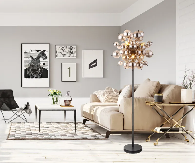 Udo Røgfarvet gulvlampe Fra Globo Lighting - Ge ditt hem en modern och extravagant touch med Udo golvlampa &ndash; en perfekt kombination av design, funktion och atmosf&auml;riskt ljus.
