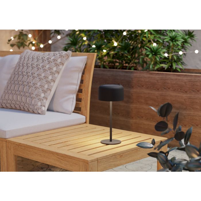 Roccanova 30cm Sort solcellelampe Fra Eglo - Roccanova er en stilfuld, solcelledrevet bordlampe, der kombinerer form og funktion til både indendørs og udendørs brug.