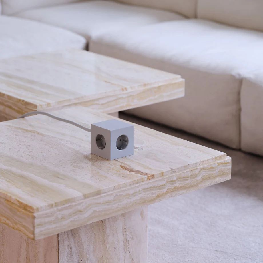 Square 1 with 30W Dual USBC & Magnetic base, 3m Grå Fra Avolt - Str&oslash;mskinne fra Avolt med et stilfuldt design med en lang PVC-ledning, en terning lavet af genbrugsplast og en magnetisk plade i bunden, s&aring; den kan h&aelig;nges p&aring; v&aelig;ggen.