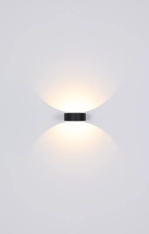 Slice Sort udendørslampe Fra Globo Lighting - Med sin halvcirkelformade design i matt svart aluminium ger den ett elegant intryck samtidigt som den &auml;r v&auml;dert&aring;lig.