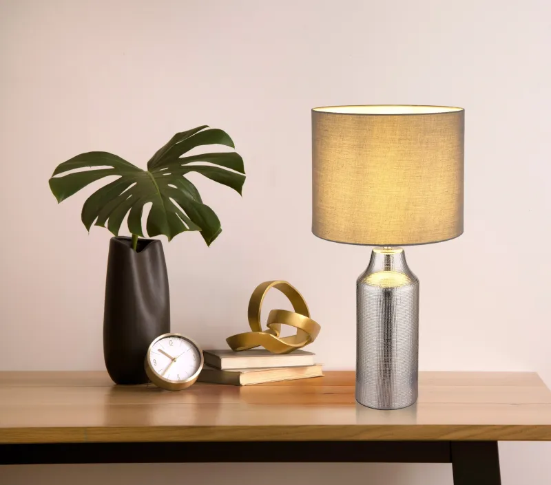 Elden 60cm Sølv bordlampe Fra Globo Lighting - Den silverf&auml;rgade keramiska basen i kombination med den gr&aring;a cylindriska textilsk&auml;rmen skapar en sofistikerad kontrast och blir en stilfull inredningsdetalj.
