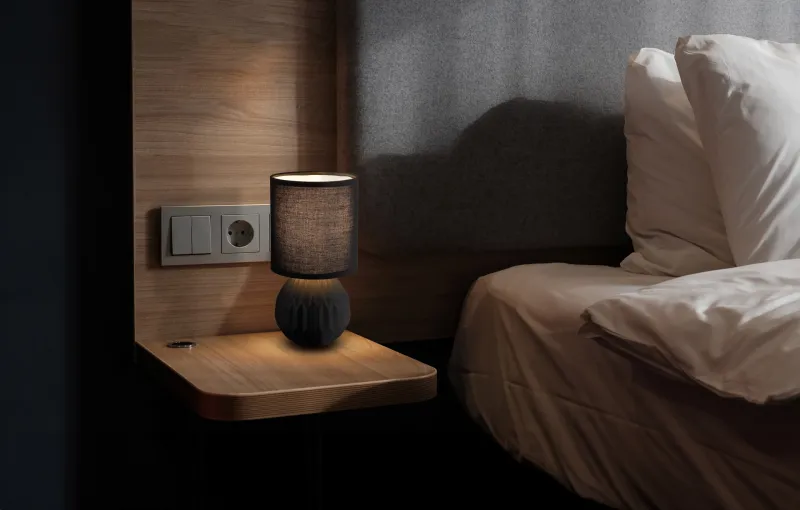 Sylas 23cm Sort bordlampe Fra Globo Lighting - Den rundade keramiska basen i elegant svart och den matchande cylindriska textilsk&auml;rmen skapar en harmonisk och modern estetik.