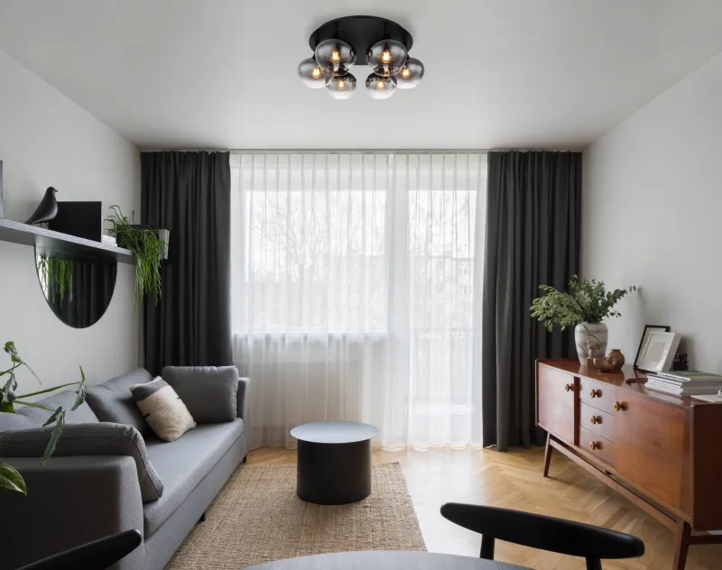 Maxy Ø65 Røgfarvet plafond Fra Globo Lighting - P&aring; en rund takplatta av matttsvart metall sitter sex vackert formade r&ouml;kf&auml;rgade glaskupor.
