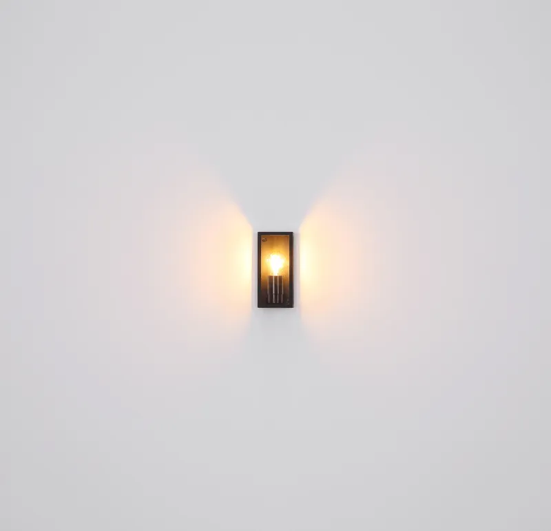 Logana Sort udendørslampe Fra Globo Lighting - Med sin rektangul&auml;ra design och transparenta sk&auml;rm sprider den ett klart och stilrent ljus, perfekt f&ouml;r allt fr&aring;n tr&auml;dg&aring;rdar till uppfarter.