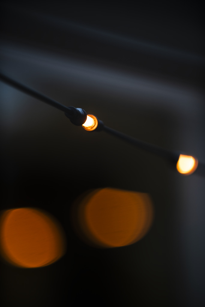 Startpakke Med Lyskæde Amber 6m Sort Fra Konstsmide - Drives af 24V og IP44-klassificeret &ndash; perfekt til b&aring;de terrasser og gr&aelig;spl&aelig;ner.