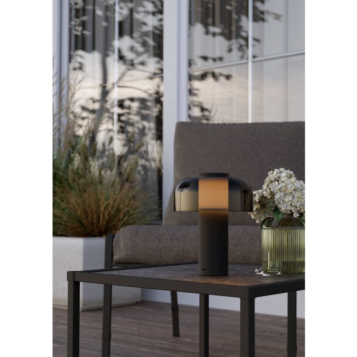 Ponente 20cm Sort bærbar Fra Eglo - Lampen har en IP44-klassificering og er lige velegnet til indendørs og udendørs.