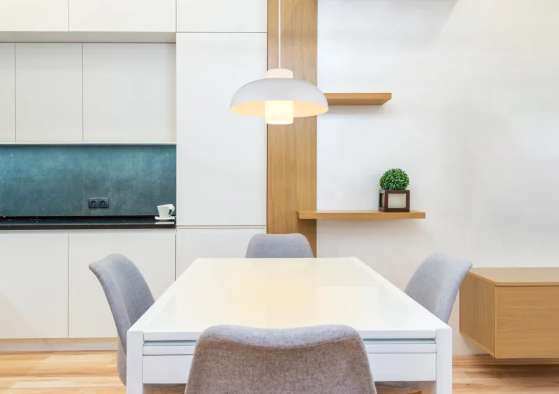 Lowe Ø38 Hvid loftslampe Fra Globo Lighting - Den runda sk&auml;rmen i mattvit metall ger ett elegant och tidl&ouml;st uttryck, medan den cylinderformade sk&auml;rmen i opalglas sprider ett mjukt och behagligt ljus.