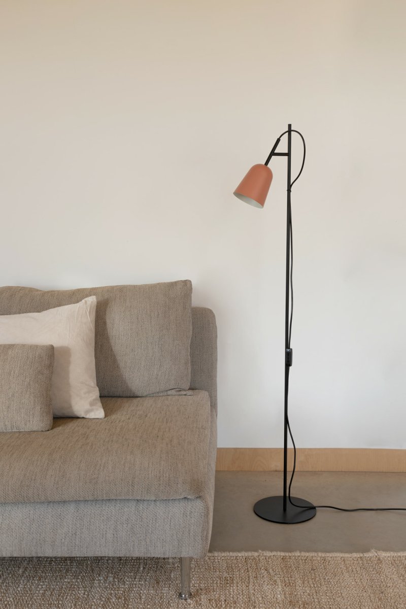Studio Lyserød gulvlampe Fra Faro Barcelona - Det unikke tr&aelig;k er kabelklemmen formet som en tr&aelig;gren, der giver lampen en karakteristisk og kreativ karakter.