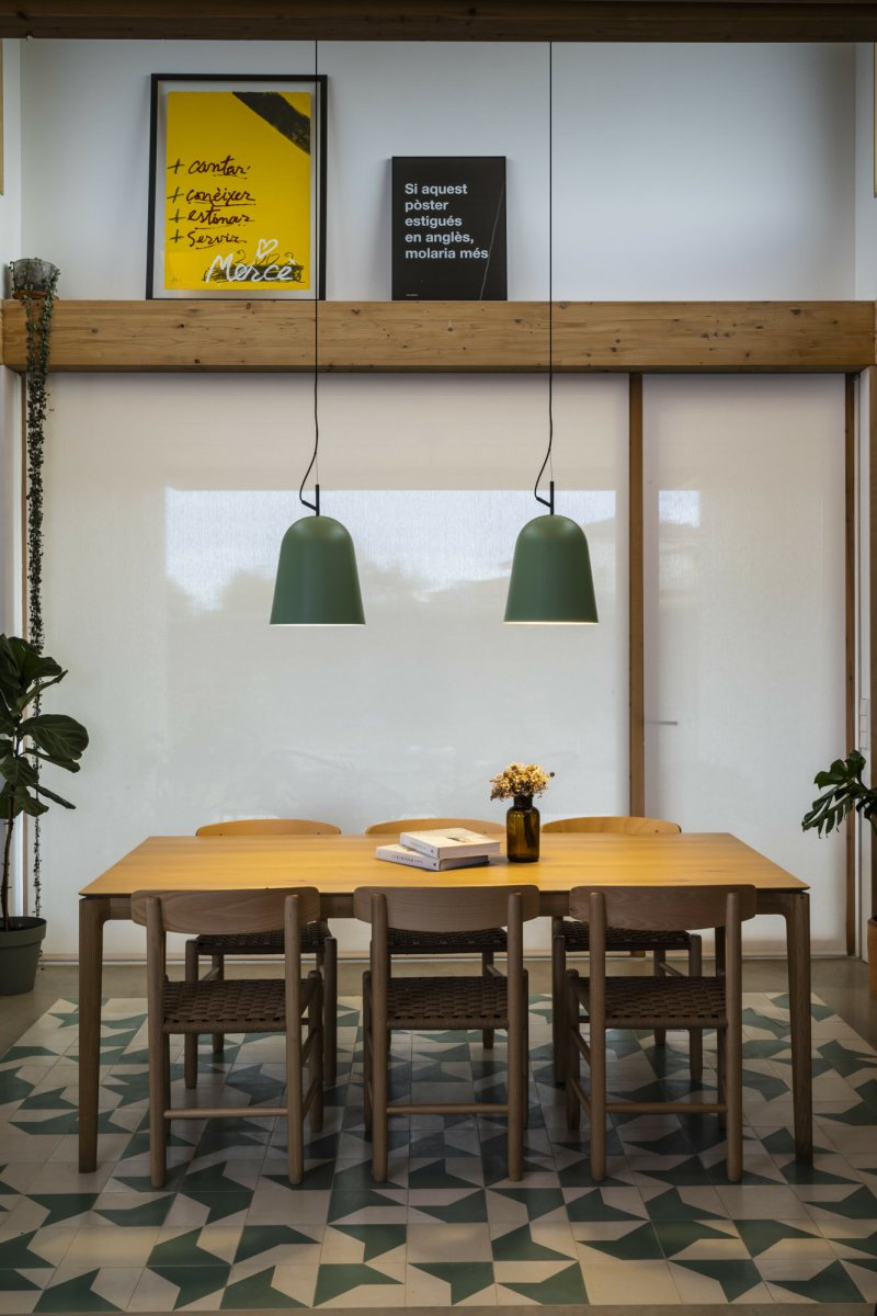 Studio Ø30 Grøn loftslampe Fra Faro Barcelona - Studio er en elegant pendellampe i gr&oslash;n, designet af Nahtrang med inspiration fra 1950'ernes klassiske linjer - tidl&oslash;s &aelig;stetik i en moderne vintage.