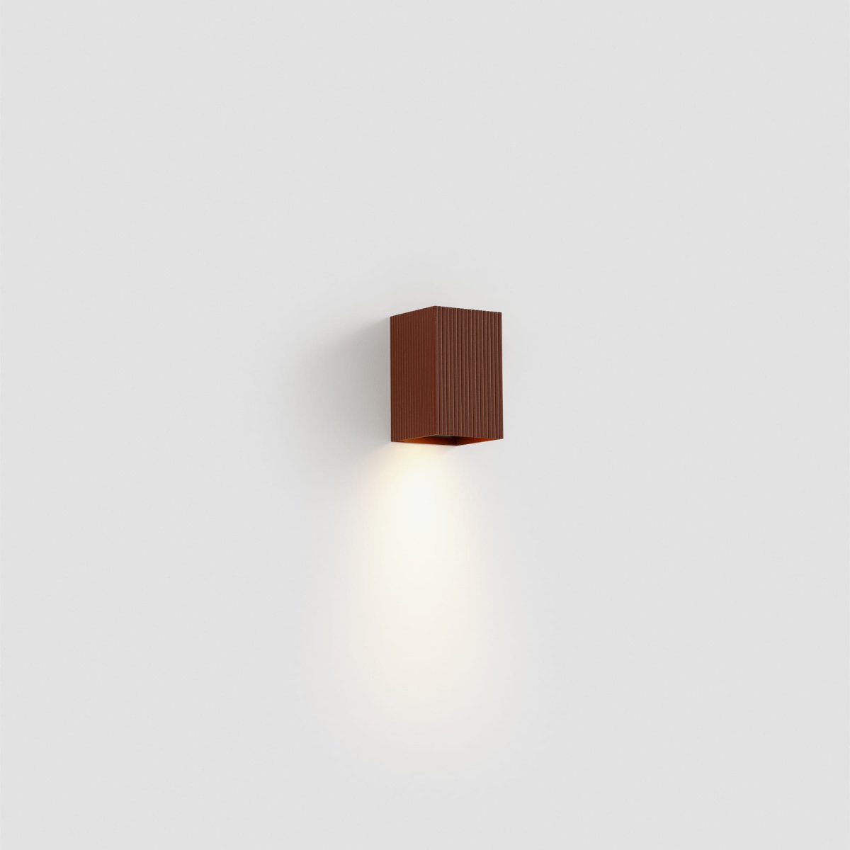 Lune 10cm Terrakotta riflet væglampe Fra Faro Barcelona - Lune er en firkantet v&aelig;glampe med en riflet overflade i terrakotta-finish, der kombinerer funktion og form.