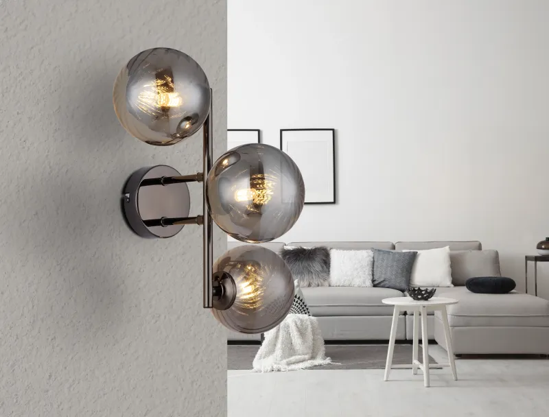 Conor 36cm Røgfarvet væglampe Fra Globo Lighting - Conor v&auml;gglampa i svart krom med r&ouml;kf&auml;rgade glassf&auml;rer ger en modern och elegant touch till vilket rum som helst.