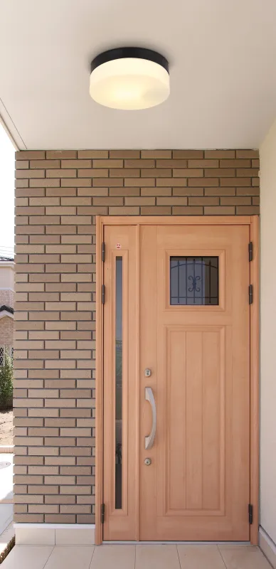 Vranos 18,5cm Sort Fra Globo Lighting - Lampan &auml;r tillverkad i aluminium och glas, vilket ger ett tidl&ouml;st och sofistikerat uttryck.