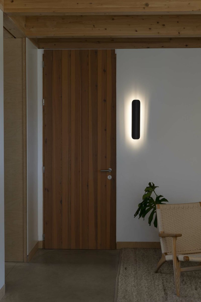 Novo 50cm Sort væglampe Fra Faro Barcelona - Lampen er lavet af metal og kan monteres b&aring;de lodret og vandret, hvilket g&oslash;r den fleksibel til forskellige rum og behov.