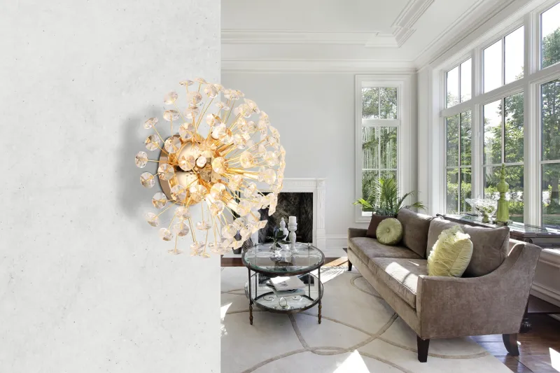 Katrina Ø40 Guld væglampe Fra Globo Lighting - Den runda stommen i guldf&auml;rgad metall och den halvsf&auml;riska sk&auml;rmen i klara K9-kristaller skapar en lyxig och inbjudande atmosf&auml;r.