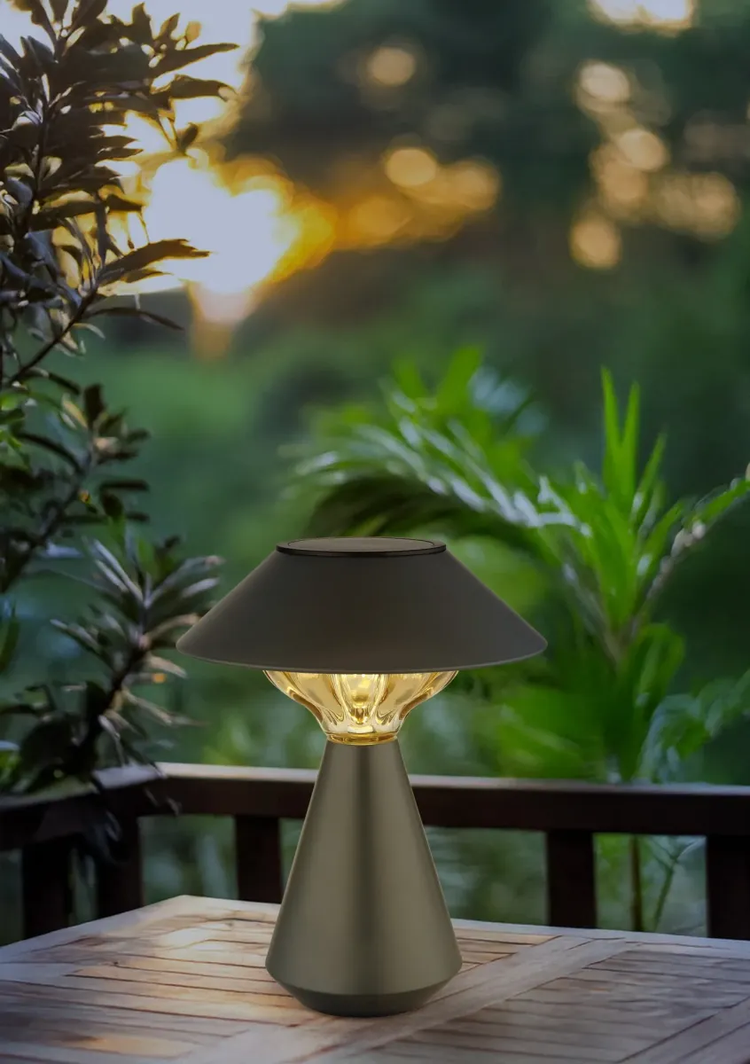 Cup LED Antracit solcellelampe Fra Globo Lighting - Den diskreta designen sm&auml;lter in i alla milj&ouml;er och med IP44-klassning &auml;r den t&aring;lig mot v&auml;der och vind.