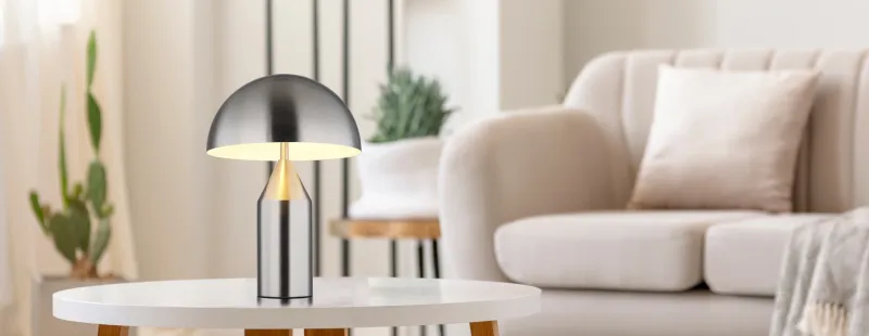 Atoma 40cm Nikkel bordlampe Fra Globo Lighting - Sk&auml;rmen i matt nickel och vitt skapar en harmonisk kontrast och ger en behaglig ljusspridning.