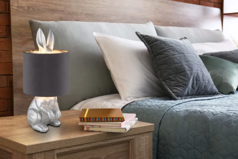 Rabbit 40cm Guld bordlampe Fra Globo Lighting - Med en guldf&auml;rgad kaninfigur som bas och en elegant svart sammetsk&auml;rm kombinerar den lekfull design med sofistikerad stil.
