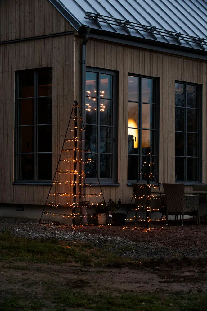 Metaldekoration Pyramide 150cm Sort Fra Konstsmide - Med 279 varme ravfarvede LED-lys spreder den et elegant sk&aelig;r og skaber en magisk atmosf&aelig;re.