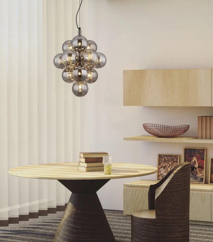 Conor Ø40 Røgfarvet loftslampe Fra Globo Lighting - Den har 13st dekorativa r&ouml;kf&auml;rgade glaskupor som alla omfamnar en ljusk&auml;lla vilket skapar en fin och harmonisk ljusspridning i rummet.