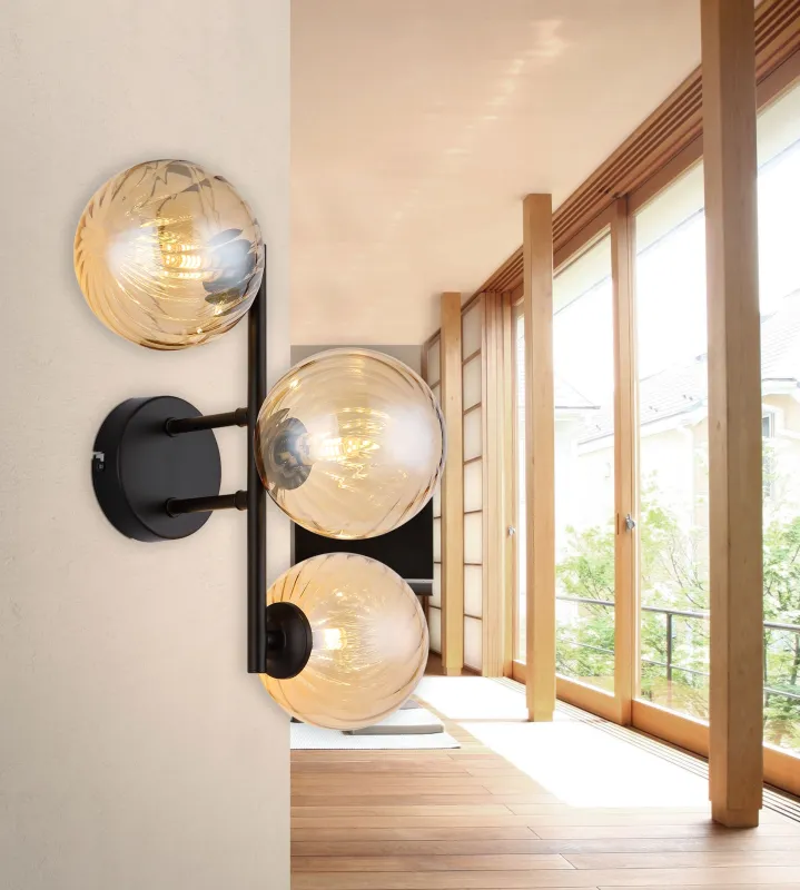 Conor 36cm Rav væglampe Fra Globo Lighting - Conor v&auml;gglampa i mattsvart med amberf&auml;rgade glassf&auml;rer ger en modern och elegant touch till vilket rum som helst.