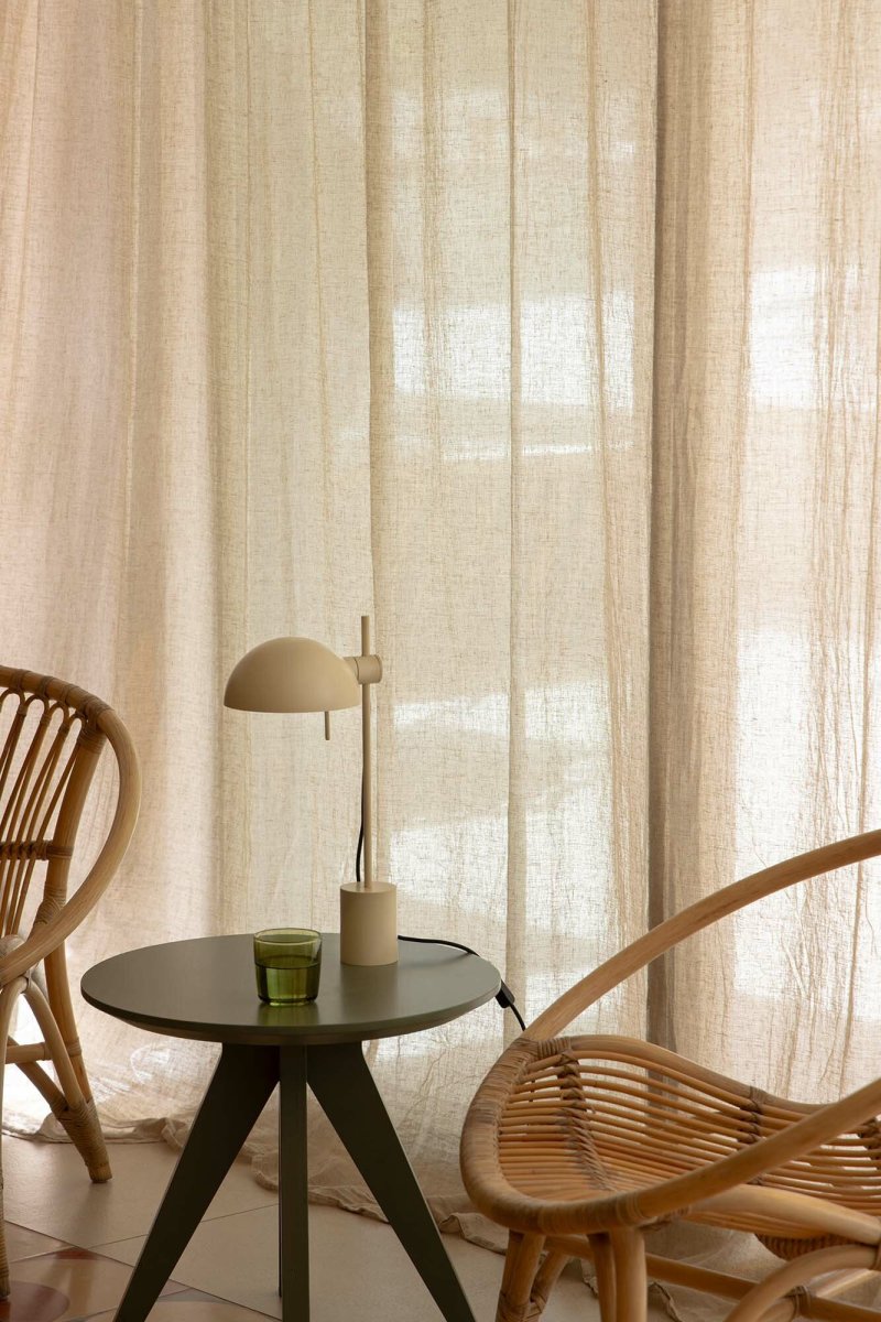 Matilda 43cm Beige skrivebordslampe Fra Faro Barcelona - Matilda er en beige bordlampe med et rent, geometrisk design, der passer ind i ethvert milj&oslash;.