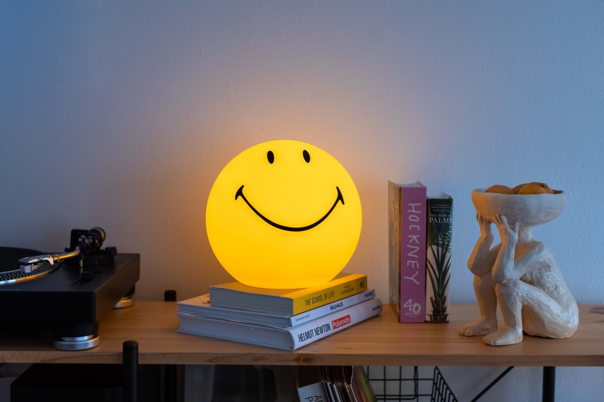 Smiley Star Light Gul børnelampe Fra Mr Maria - Smiley, kendt og elsket for sine historier og sit stilrene udtryk, bliver en unik og beroligende detalje i rummet.