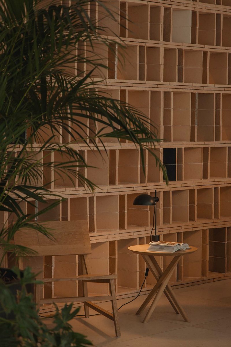 Matilda 43cm Sort skrivebordslampe Fra Faro Barcelona - Matilda er en sort bordlampe med et rent, geometrisk design, der passer ind i ethvert milj&oslash;.