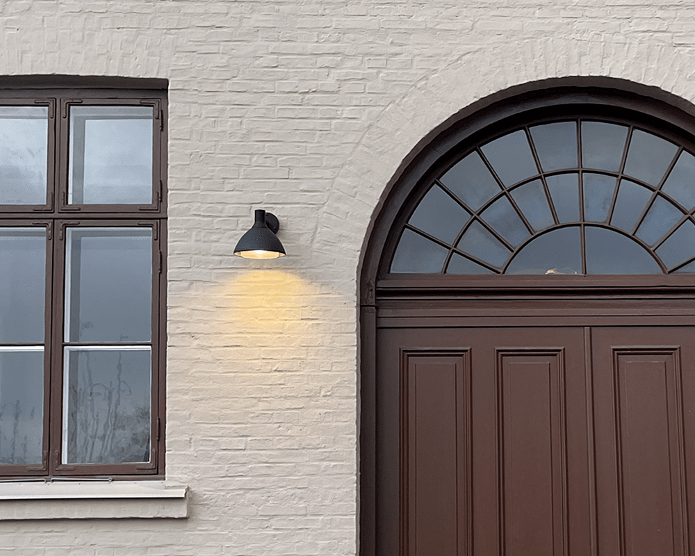 Ark Mini Sort udendørslampe Fra Westal - Bagsiden er udstyret med to ind- og udgange og hurtig tilslutningsterminal.