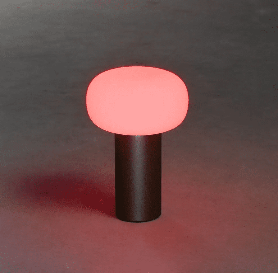 Antibes 20cm Sort bærbar Fra Konstsmide - Antibes er en moderne genopladelig bordlampe til udendørs brug med mange funktioner.