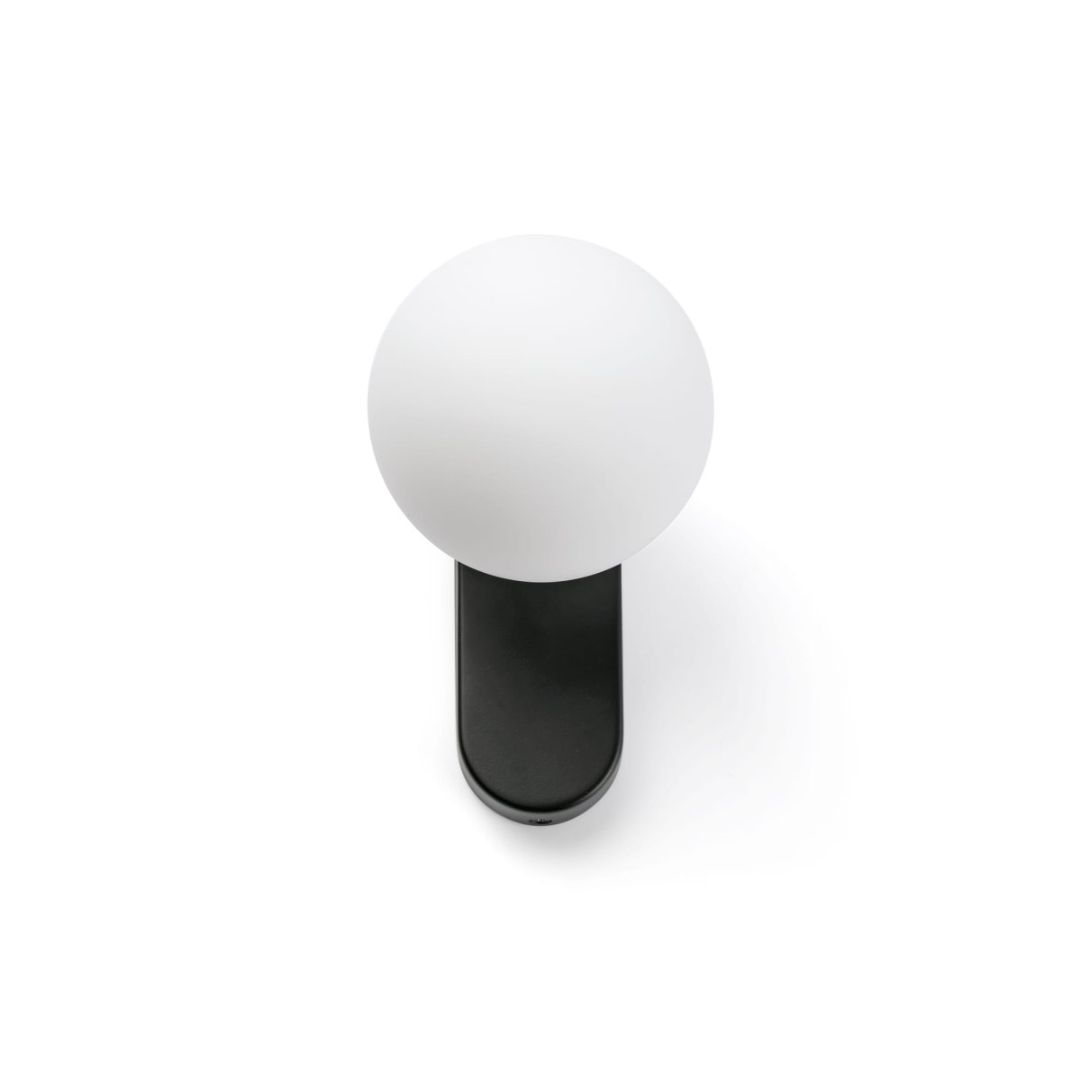 Mabe 16cm Sort badeværelseslampe Fra Faro Barcelona - Mabe er en matsort væglampe, der kombinerer moderne design med praktisk funktion.