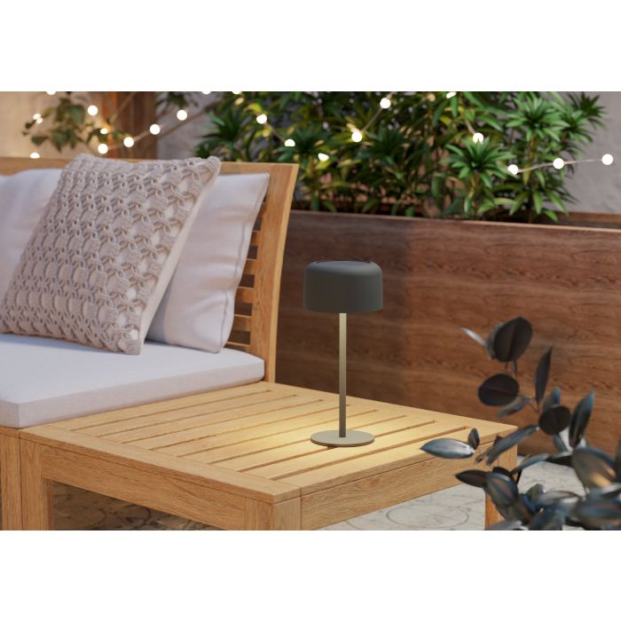 Roccanova 30cm Grøn solcellelampe Fra Eglo - Roccanova er en stilfuld, solcelledrevet bordlampe, der kombinerer form og funktion til både indendørs og udendørs brug.