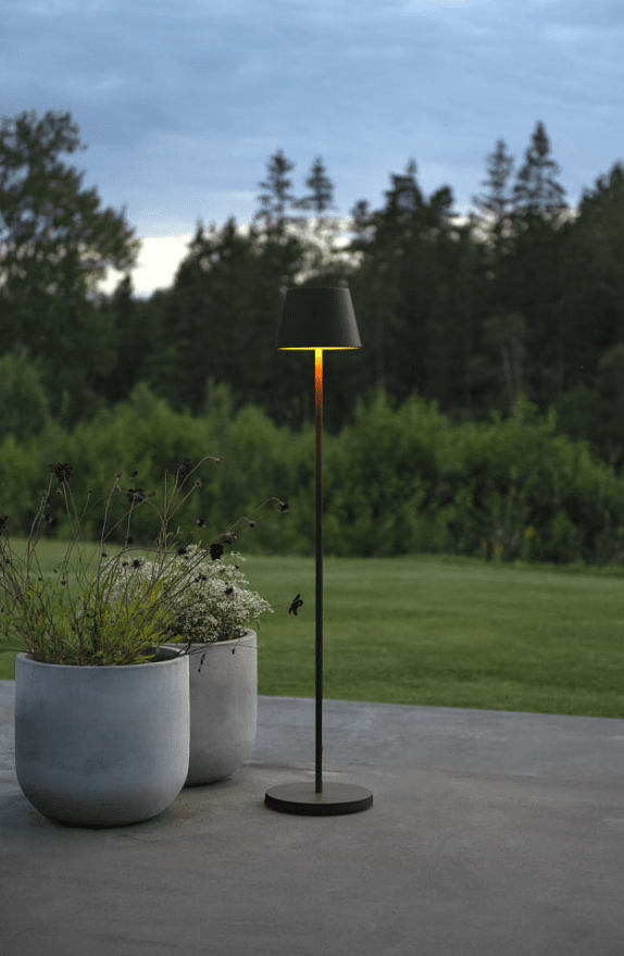 Pomezia 124cm Sort bærbar Fra Konstsmide - Højden er justerbar mellem 53 og 124 cm, så du kan også bruge den som høj bordlampe.