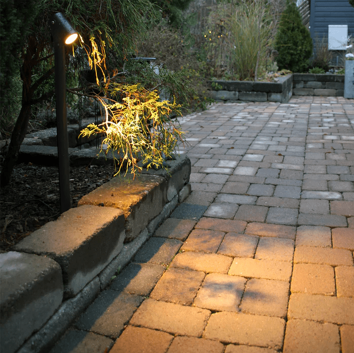 Luna65 Mørkegrå Fra Lightson - &nbsp;Under vinterhalv&aring;ret n&auml;r sn&ouml;n t&auml;cker marken &auml;r Luna 65 ett utm&auml;rkt alternativ, eftersom den d&aring; kommer upp ovanf&ouml;r sn&ouml;t&auml;cket och skapar en magisk st&auml;mning i vinterlandskapet.