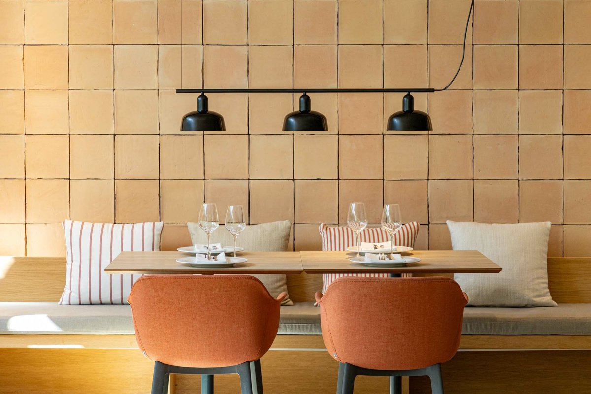 Tatawin 100cm Sort loftslampe Fra Faro Barcelona - Tatawin er en loftspendel med sort struktur og sort metalsk&aelig;rm, der giver et fokuseret og stilfuldt lys.