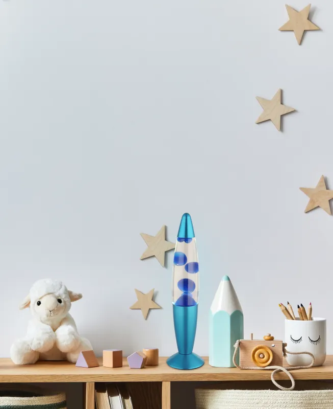 Etna Blå børnelampe Fra Globo Lighting - Etna &auml;r en fascinerande lavalampa med klar v&auml;tska och bl&aring;tt vax som sm&auml;lter l&aring;ngsamt och skapar hypnotiska ljuseffekter.