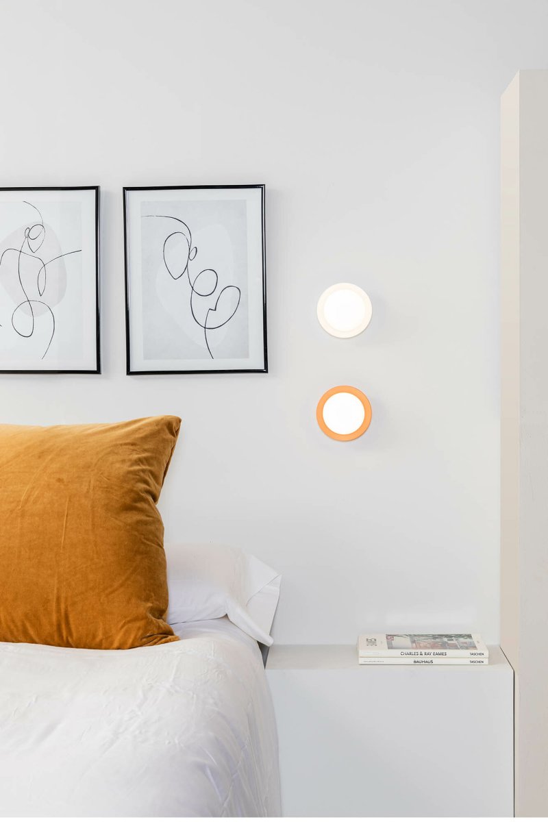 May Ø12 Hvid badeværelseslampe Fra Faro Barcelona - May er en rund og stilfuld lampe designet af Faro Lab, som kan monteres b&aring;de p&aring; v&aelig;ggen og i loftet.